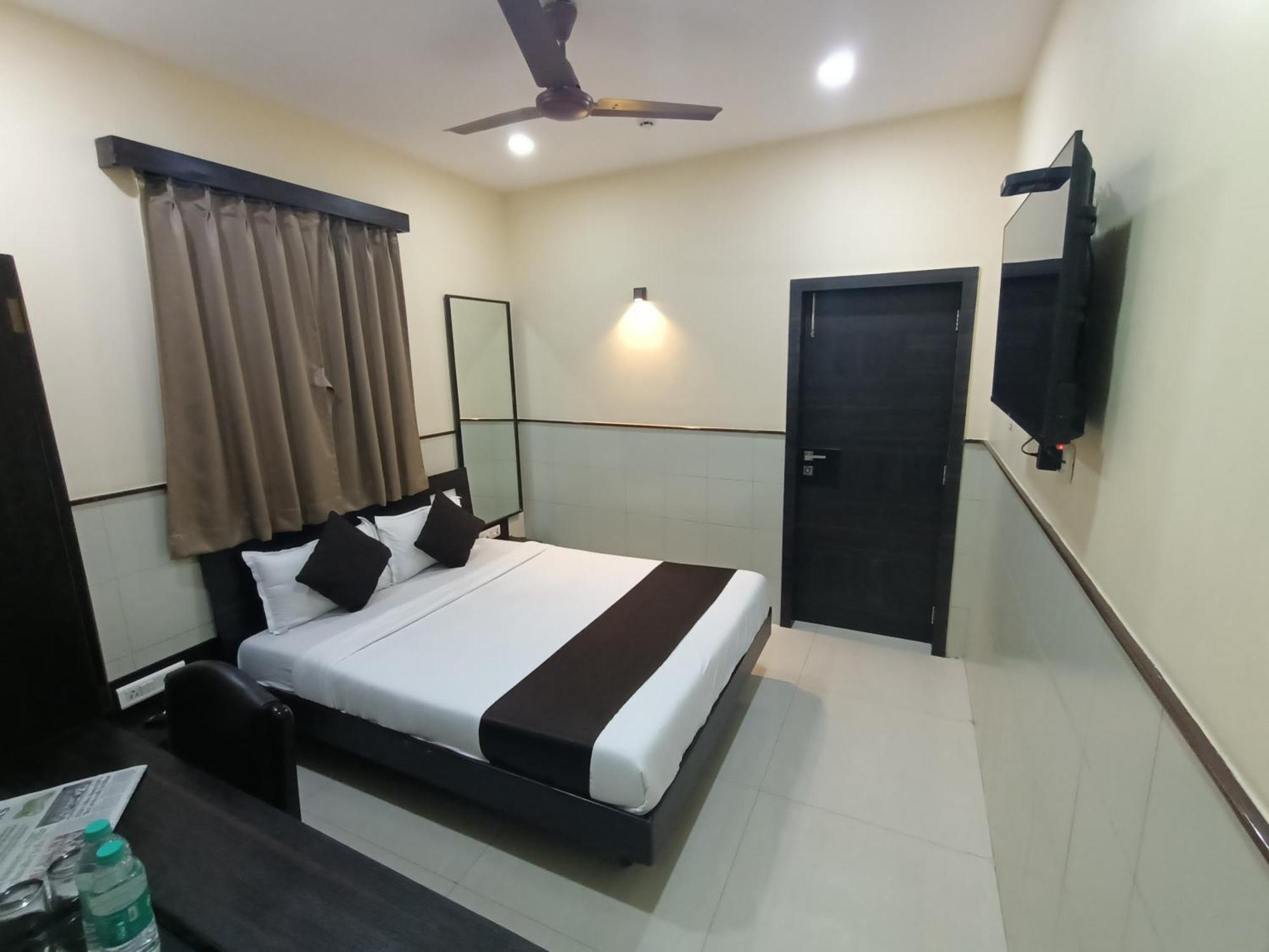 Hotel Triton - Near Us Embassy - Hotel In Sion Mumbai Dış mekan fotoğraf