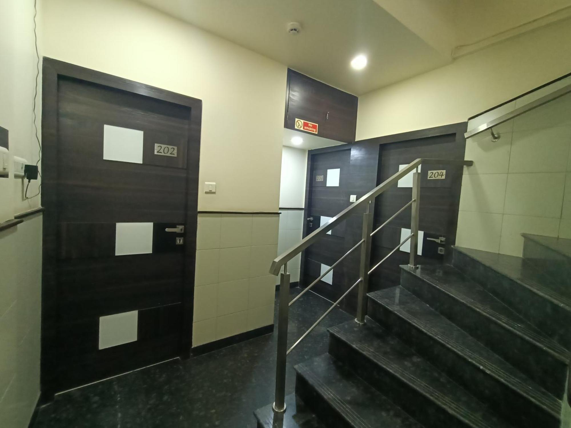 Hotel Triton - Near Us Embassy - Hotel In Sion Mumbai Dış mekan fotoğraf