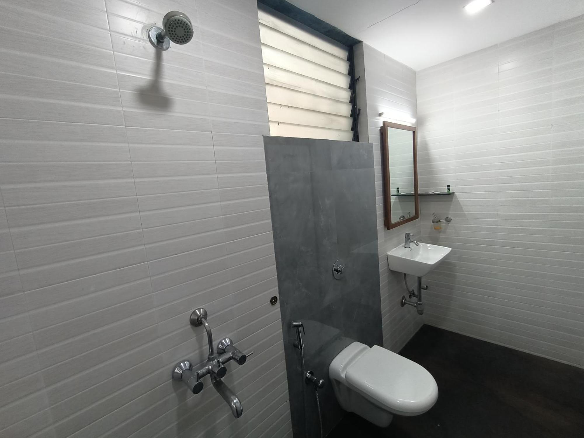 Hotel Triton - Near Us Embassy - Hotel In Sion Mumbai Dış mekan fotoğraf