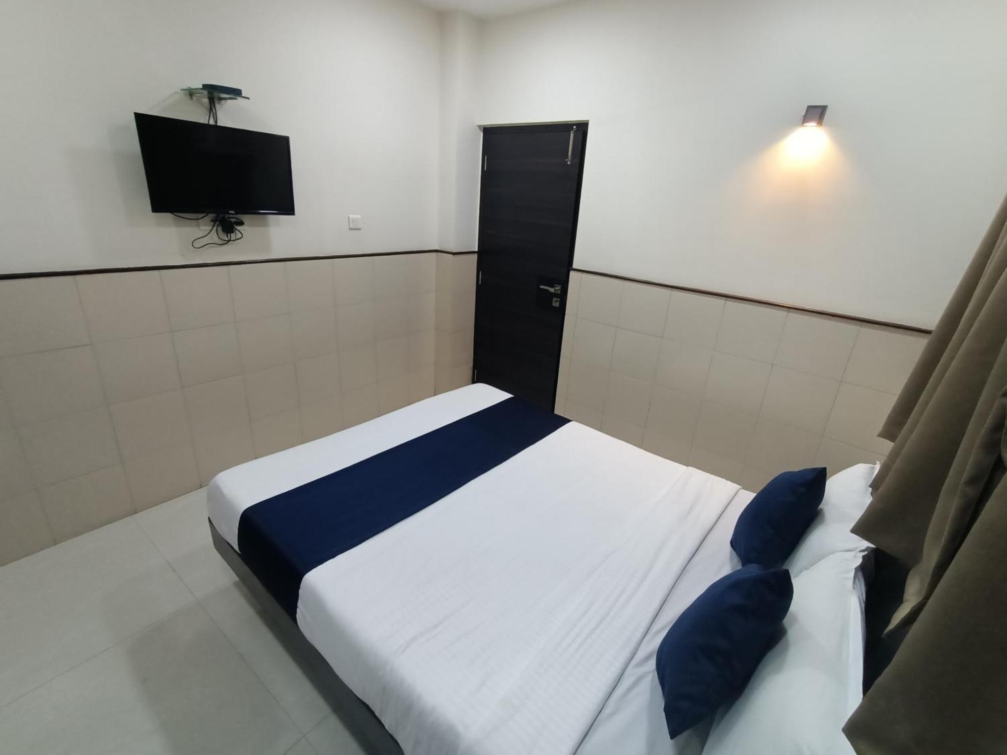 Hotel Triton - Near Us Embassy - Hotel In Sion Mumbai Dış mekan fotoğraf