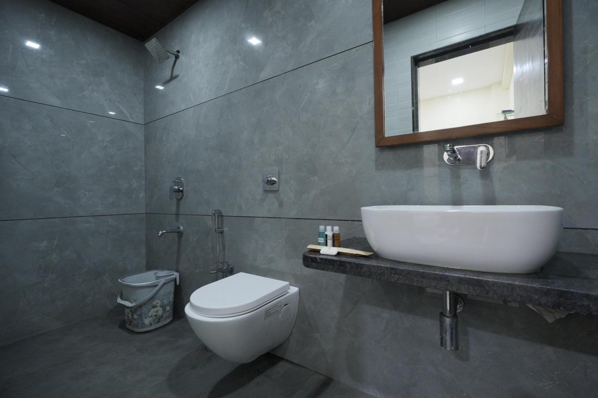 Hotel Triton - Near Us Embassy - Hotel In Sion Mumbai Dış mekan fotoğraf