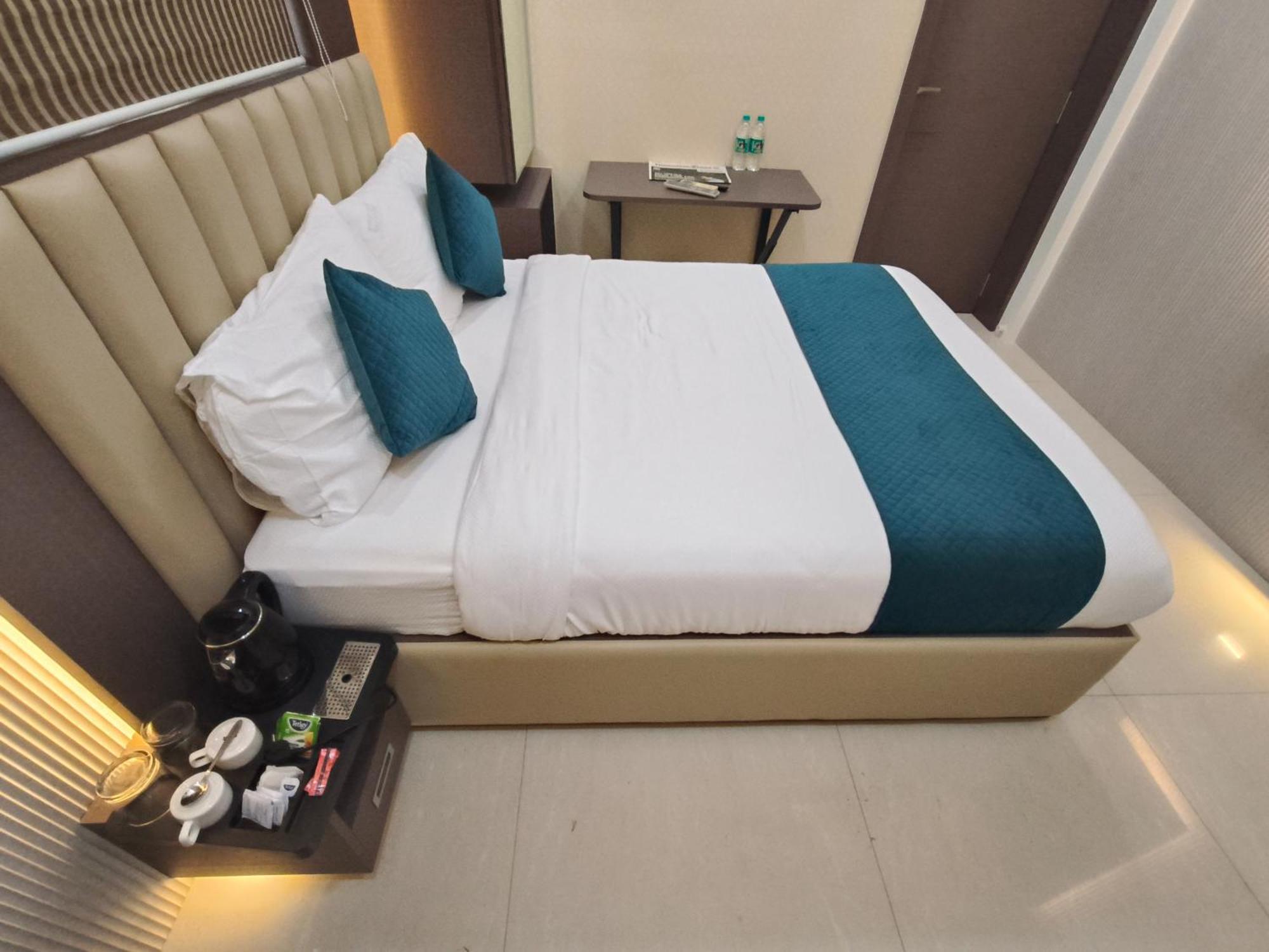 Hotel Triton - Near Us Embassy - Hotel In Sion Mumbai Dış mekan fotoğraf