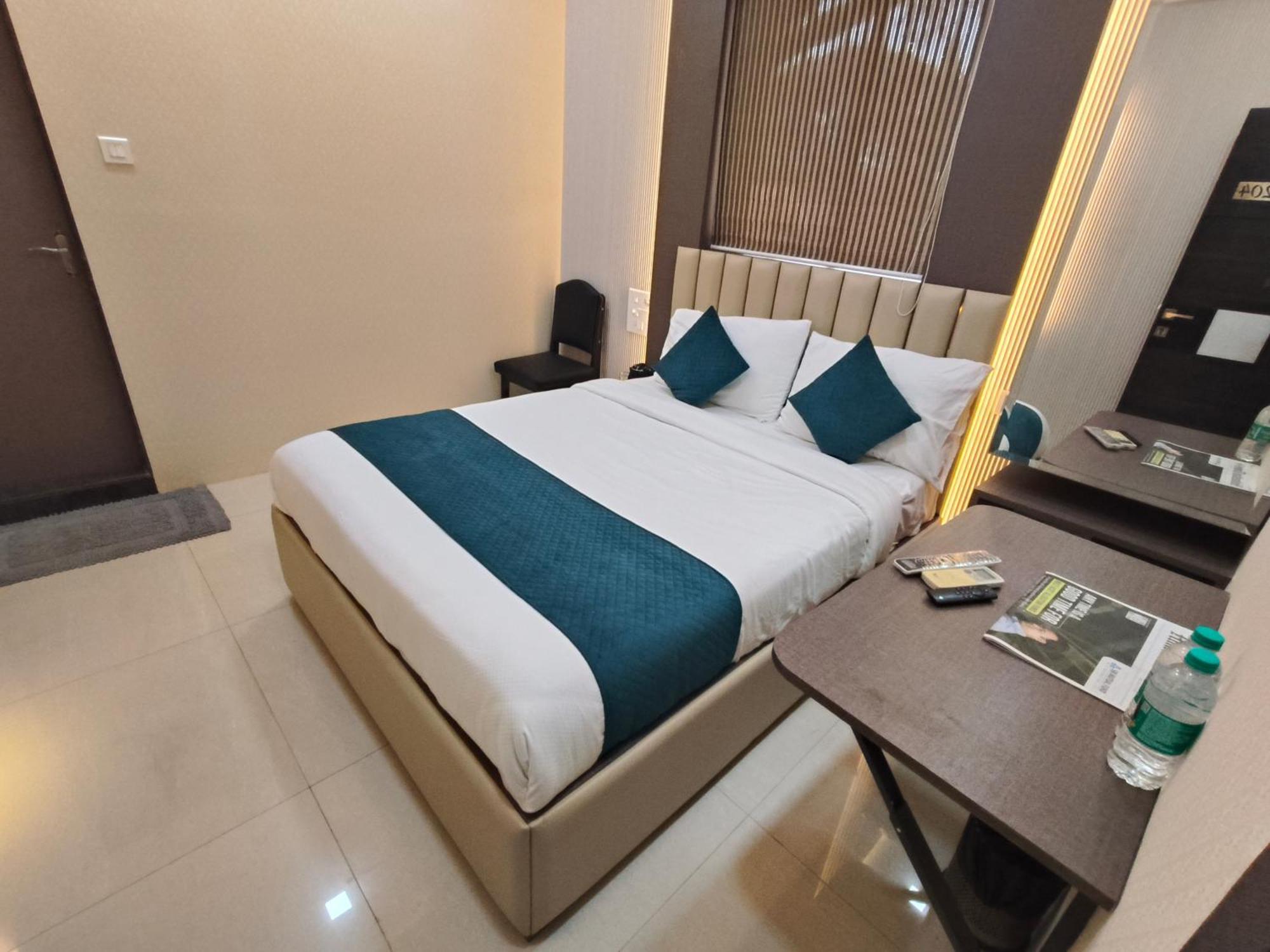 Hotel Triton - Near Us Embassy - Hotel In Sion Mumbai Dış mekan fotoğraf