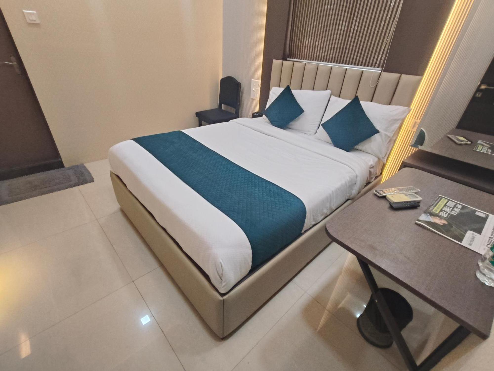 Hotel Triton - Near Us Embassy - Hotel In Sion Mumbai Dış mekan fotoğraf
